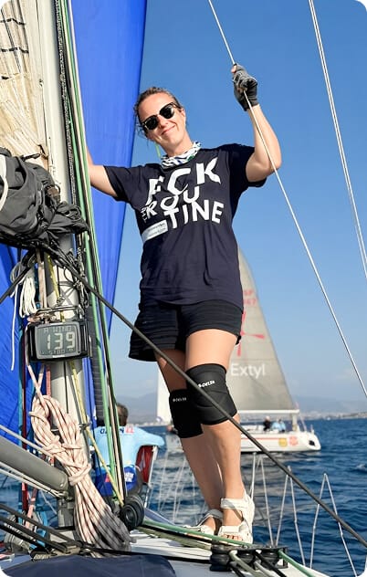 Женщина на парусной лодке.